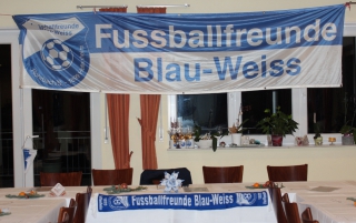 Blau-Weiße Dekoration bei der FC-Versammlung
