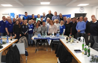 Gruppenfoto der Fanclubmitglieder mit den Gästen der TSG Hoffenheim